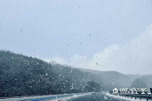 雪降る高速.jpg