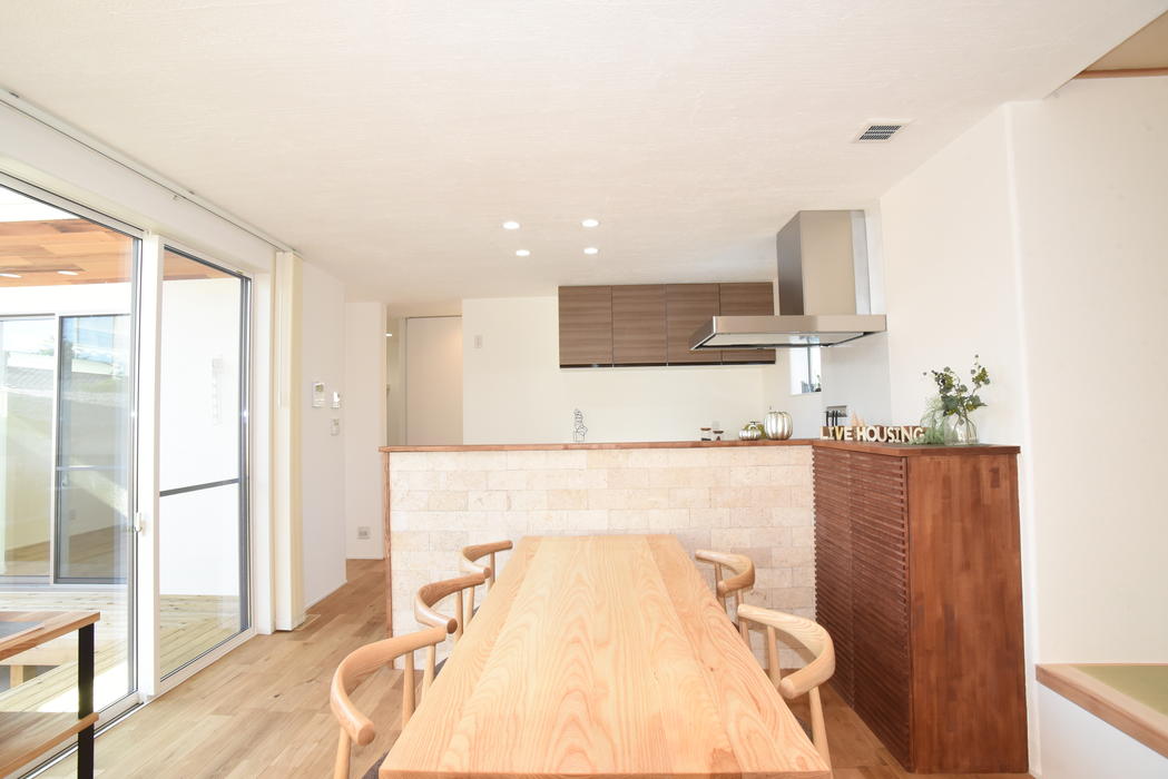 宮崎県｜旗竿地｜空間利用｜採光｜囲まれた旗竿地でありながら、空を感じる生活を可能した住まい 写真