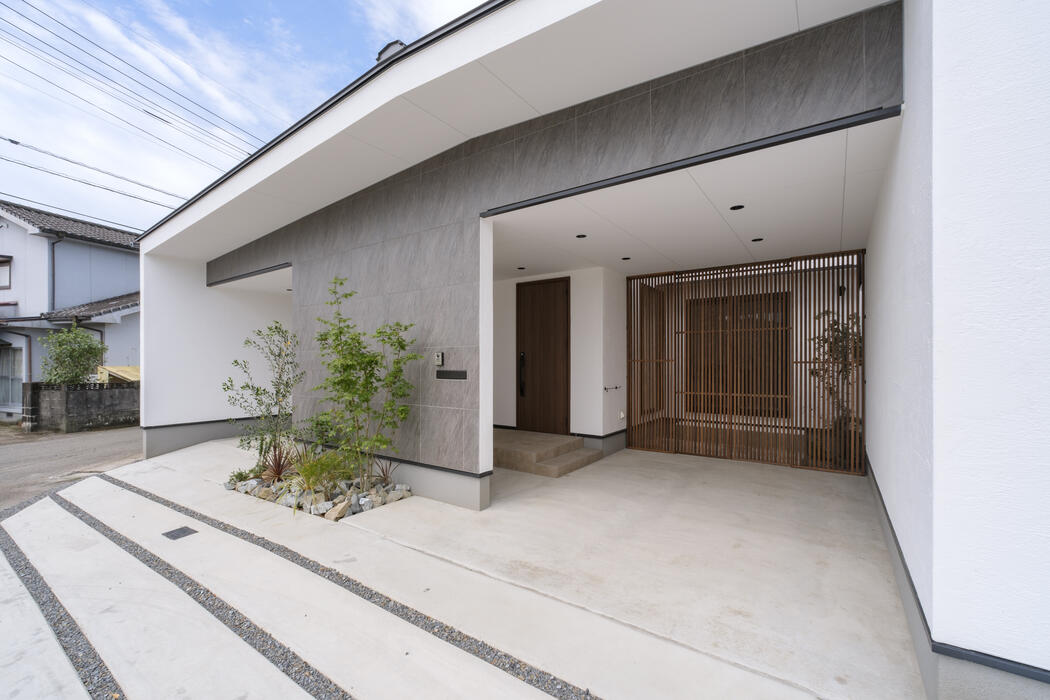 【宮崎の注文住宅】セパレートタイプのビルトインガレージ｜住宅地に囲まれた平屋／周囲の環境に関わらずプライバシー確保／ファミクロ神家事動線／超高性能パッシブデザイン／床下エアコン／建築士と建てる家 写真