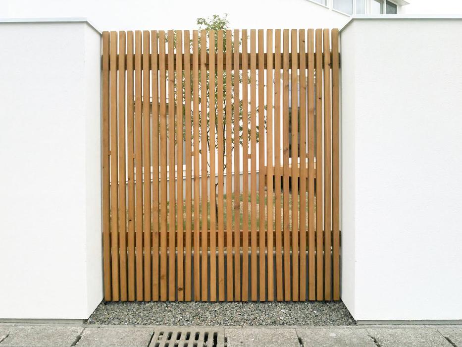 平屋｜建築家｜解放感｜ウッドデッキ｜中庭｜プライバシーの配慮と解放感を両立した家 写真