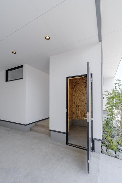 【宮崎の注文住宅】セパレートタイプのビルトインガレージ｜住宅地に囲まれた平屋／周囲の環境に関わらずプライバシー確保／ファミクロ神家事動線／超高性能パッシブデザイン／床下エアコン／建築士と建てる家 写真