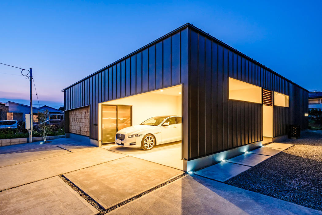 都城市｜ビルトインガレージ｜アイランドキッチン｜ウッドデッキ｜平屋｜中庭の空間でプライベートが充実する家 写真