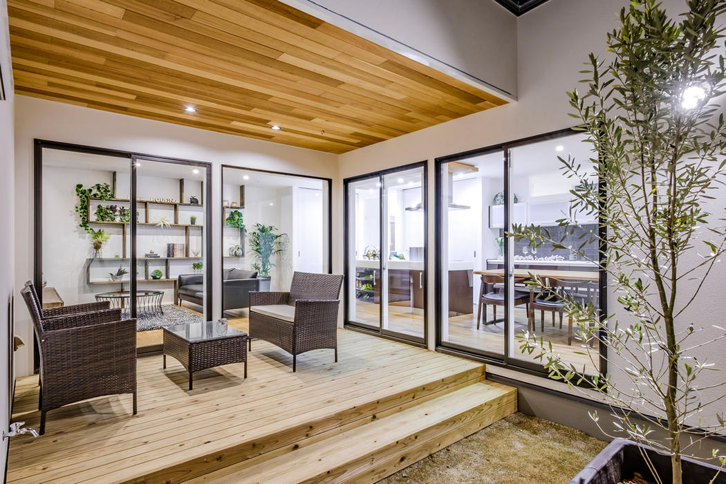 都城市｜ビルトインガレージ｜アイランドキッチン｜ウッドデッキ｜平屋｜中庭の空間でプライベートが充実する家 写真