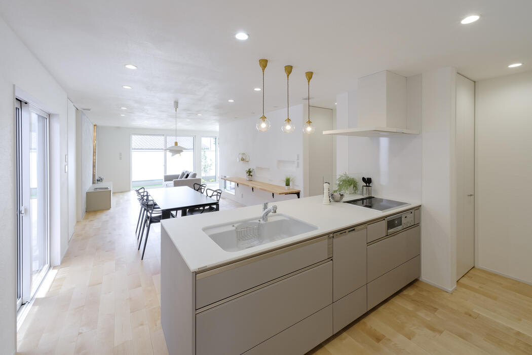 【宮崎の注文住宅】セパレートタイプのビルトインガレージ｜住宅地に囲まれた平屋／周囲の環境に関わらずプライバシー確保／ファミクロ神家事動線／超高性能パッシブデザイン／床下エアコン／建築士と建てる家 写真