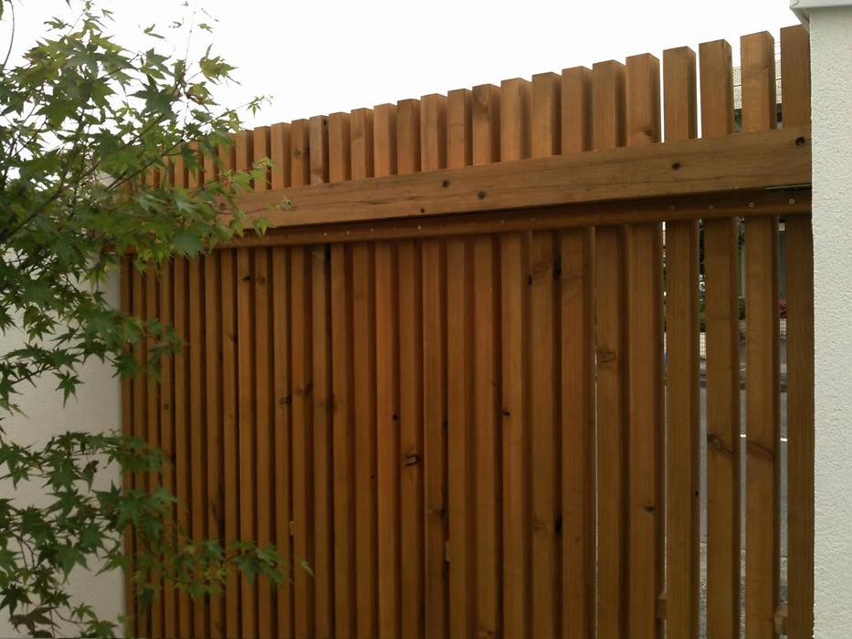 平屋｜建築家｜解放感｜ウッドデッキ｜中庭｜プライバシーの配慮と解放感を両立した家 写真