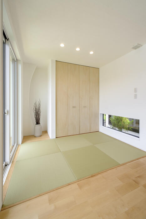 【宮崎の注文住宅】セパレートタイプのビルトインガレージ｜住宅地に囲まれた平屋／周囲の環境に関わらずプライバシー確保／ファミクロ神家事動線／超高性能パッシブデザイン／床下エアコン／建築士と建てる家 写真