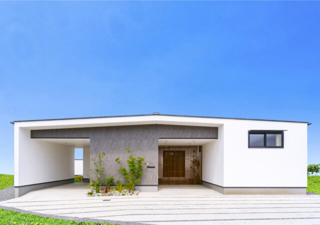 【宮崎の注文住宅】セパレートタイプのビルトインガレージ｜住宅地に囲まれた平屋／周囲の環境に関わらずプライバシー確保／ファミクロ神家事動線／超高性能パッシブデザイン／床下エアコン／建築士と建てる家
