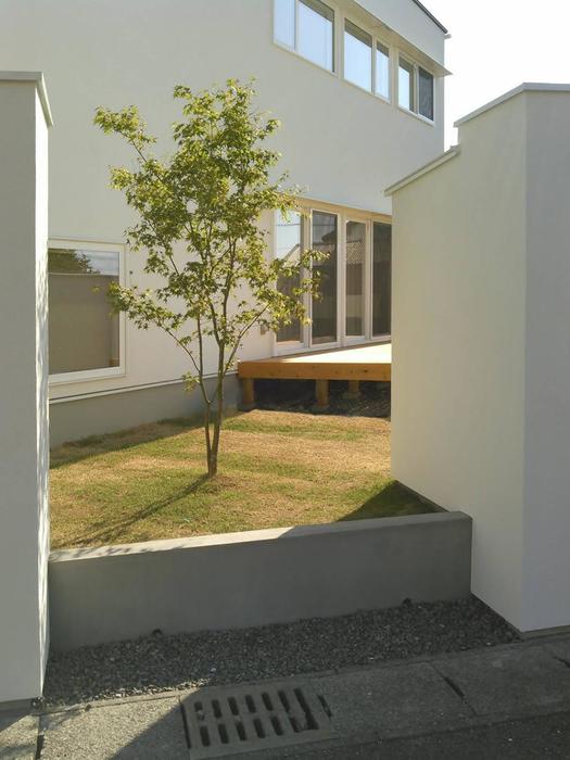 平屋｜建築家｜解放感｜ウッドデッキ｜中庭｜プライバシーの配慮と解放感を両立した家 写真