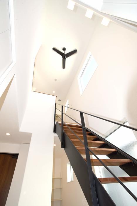 宮崎県｜旗竿地｜空間利用｜採光｜囲まれた旗竿地でありながら、空を感じる生活を可能した住まい 写真