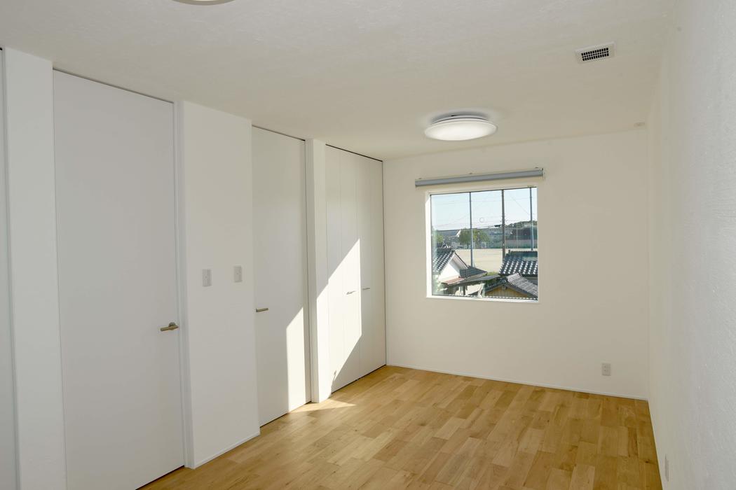 宮崎県｜旗竿地｜空間利用｜採光｜囲まれた旗竿地でありながら、空を感じる生活を可能した住まい 写真