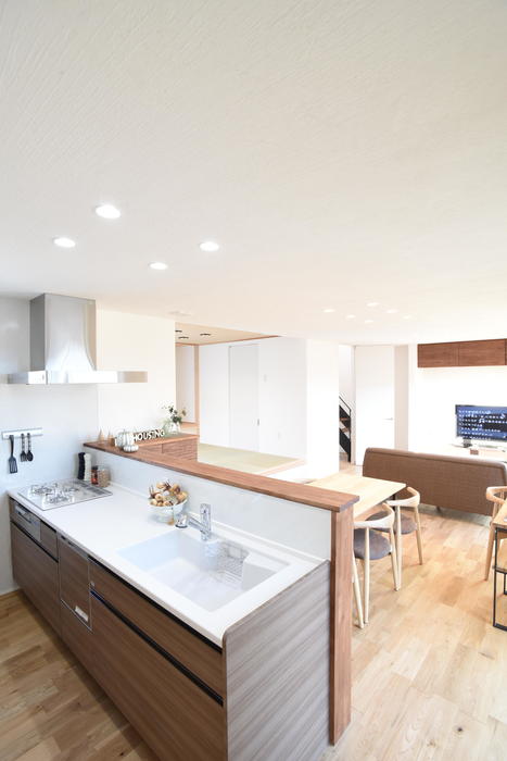 宮崎県｜旗竿地｜空間利用｜採光｜囲まれた旗竿地でありながら、空を感じる生活を可能した住まい 写真