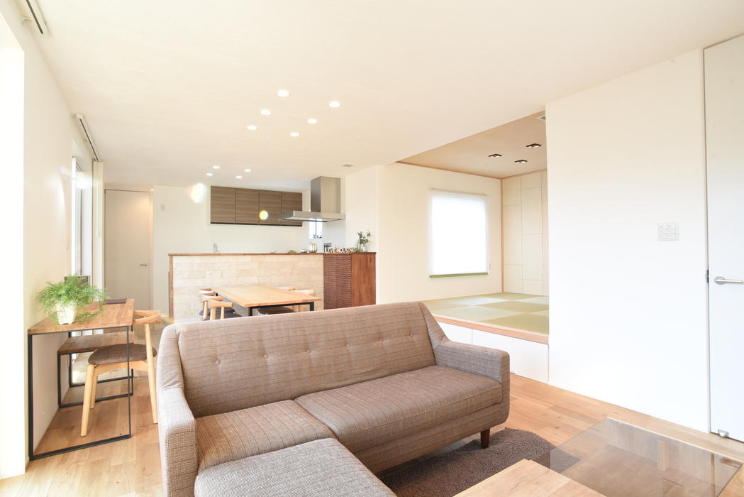 宮崎県｜旗竿地｜空間利用｜採光｜囲まれた旗竿地でありながら、空を感じる生活を可能した住まい 写真