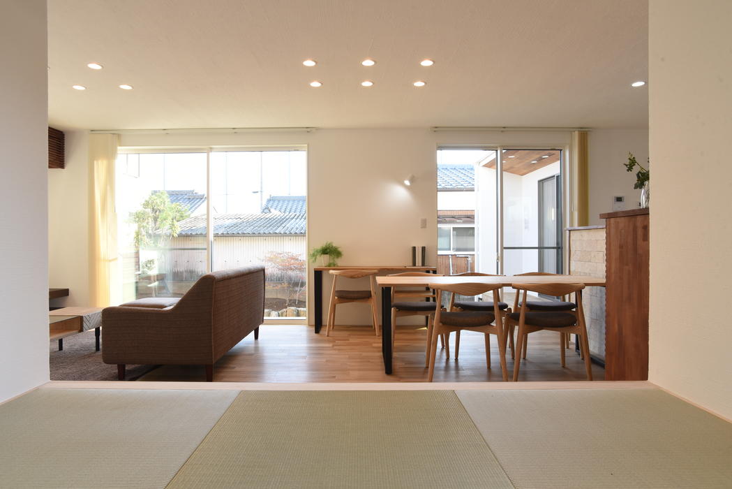 宮崎県｜旗竿地｜空間利用｜採光｜囲まれた旗竿地でありながら、空を感じる生活を可能した住まい 写真