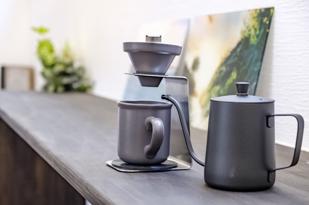 宮崎県｜漆喰・自然素材｜建築家デザイン｜大容量収納｜緑豊かな自然の中、家族が安心してゴロンとできる家 写真