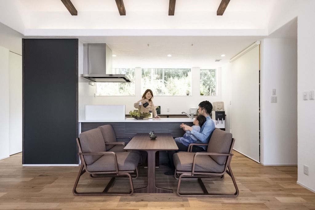 宮崎県｜漆喰・自然素材｜建築家デザイン｜大容量収納｜緑豊かな自然の中、家族が安心してゴロンとできる家 写真