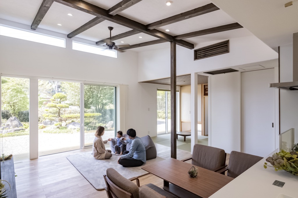 宮崎県｜漆喰・自然素材｜建築家デザイン｜大容量収納｜緑豊かな自然の中、家族が安心してゴロンとできる家 写真