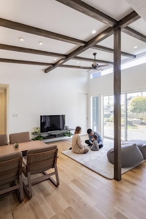 宮崎県｜漆喰・自然素材｜建築家デザイン｜大容量収納｜緑豊かな自然の中、家族が安心してゴロンとできる家 写真