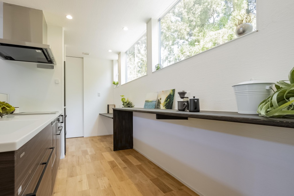 宮崎県｜漆喰・自然素材｜建築家デザイン｜大容量収納｜緑豊かな自然の中、家族が安心してゴロンとできる家 写真