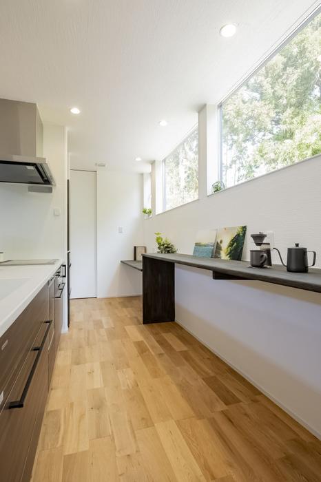 宮崎県｜漆喰・自然素材｜建築家デザイン｜大容量収納｜緑豊かな自然の中、家族が安心してゴロンとできる家 写真