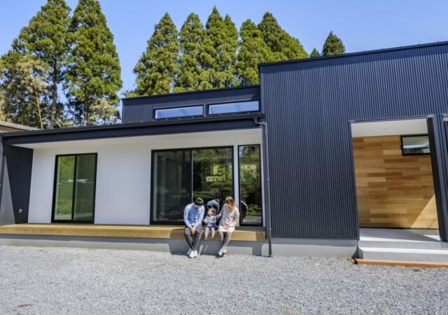 宮崎県｜漆喰・自然素材｜建築家デザイン｜大容量収納｜緑豊かな自然の中、家族が安心してゴロンとできる家
