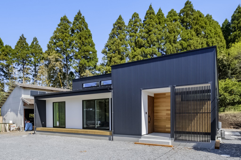 宮崎県｜漆喰・自然素材｜建築家デザイン｜大容量収納｜緑豊かな自然の中、家族が安心してゴロンとできる家 写真