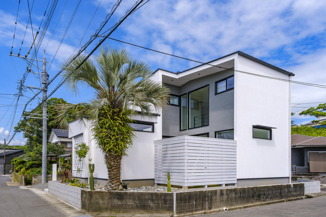 【宮崎の注文住宅】 街中の住宅密集なのにカーテンレスで暮らせる！住宅街に建てた極上リゾートハウス 写真