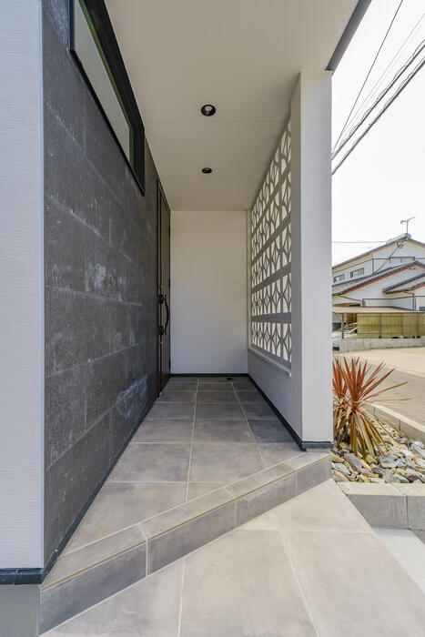 【宮崎の注文住宅】 街中の住宅密集なのにカーテンレスで暮らせる！住宅街に建てた極上リゾートハウス 写真