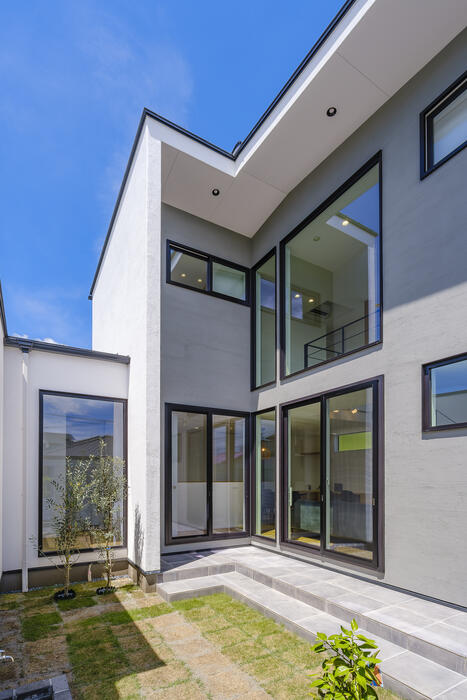 【宮崎の注文住宅】 街中の住宅密集なのにカーテンレスで暮らせる！住宅街に建てた極上リゾートハウス 写真