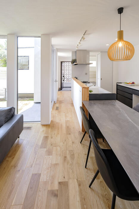 【宮崎の注文住宅】 街中の住宅密集なのにカーテンレスで暮らせる！住宅街に建てた極上リゾートハウス 写真