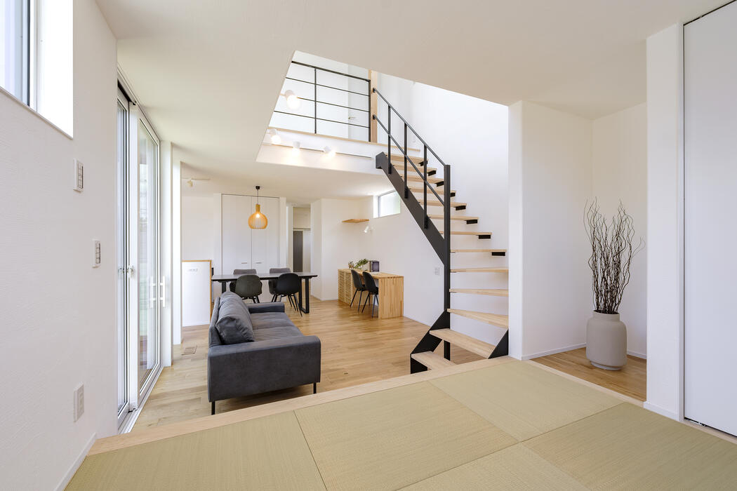 【宮崎の注文住宅】 街中の住宅密集なのにカーテンレスで暮らせる！住宅街に建てた極上リゾートハウス 写真