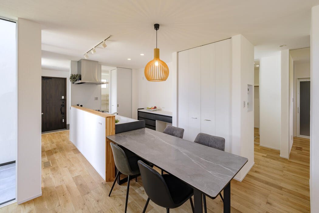 【宮崎の注文住宅】 街中の住宅密集なのにカーテンレスで暮らせる！住宅街に建てた極上リゾートハウス 写真