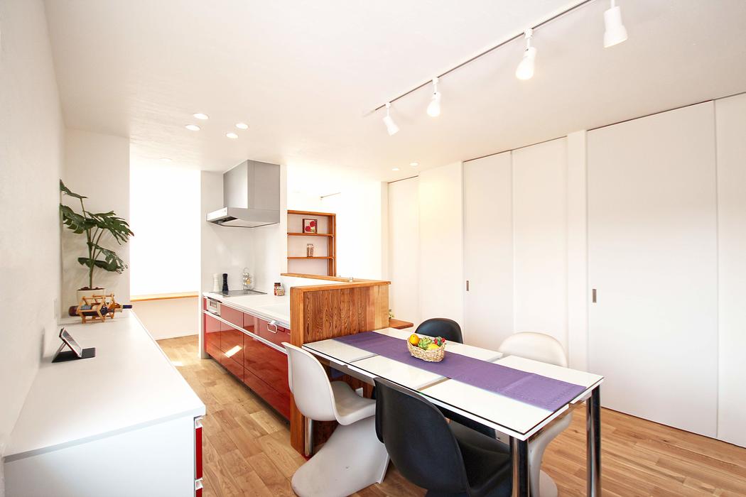 平屋｜建築家｜解放感｜ウッドデッキ｜中庭｜プライバシーの配慮と解放感を両立した家 写真