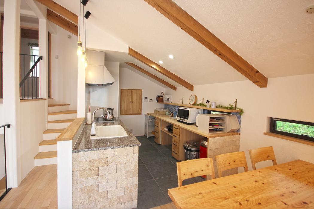 宮崎県｜吹き抜け｜自然素材｜ヨーロッパ調｜空間を活用した、５層の部屋が繋がる楽しい住まい 写真