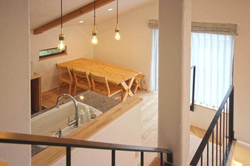 宮崎県｜吹き抜け｜自然素材｜ヨーロッパ調｜空間を活用した、５層の部屋が繋がる楽しい住まい 写真