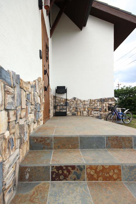 宮崎県｜吹き抜け｜自然素材｜ヨーロッパ調｜空間を活用した、５層の部屋が繋がる楽しい住まい 写真