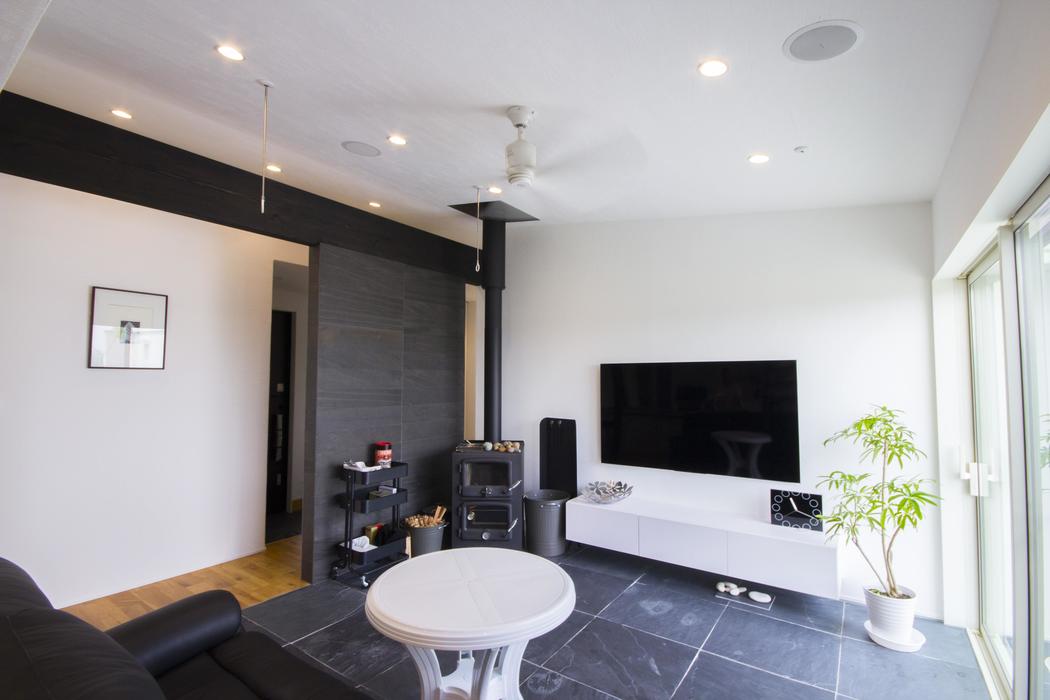 都城市｜暖炉｜ガレージ｜アイランドキッチン｜ワークスペース｜一年中快適にくつろげる家 写真