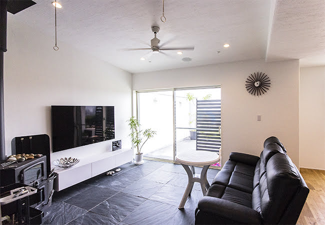 都城市｜暖炉｜ガレージ｜アイランドキッチン｜ワークスペース｜一年中快適にくつろげる家 写真