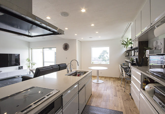 都城市｜暖炉｜ガレージ｜アイランドキッチン｜ワークスペース｜一年中快適にくつろげる家 写真