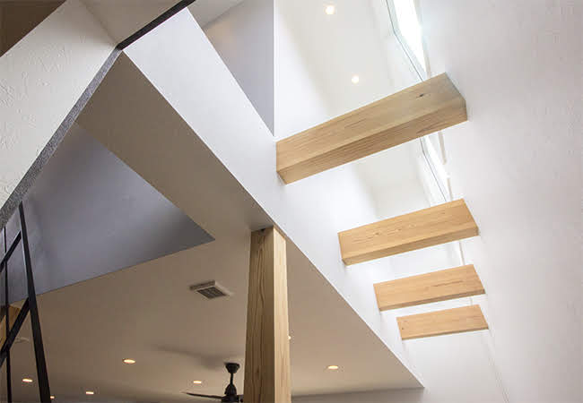 都城市｜シンプルモダン｜大きな窓｜窓の大きさと位置をバランスよく配置した、シンプルモダンな箱型の家 写真