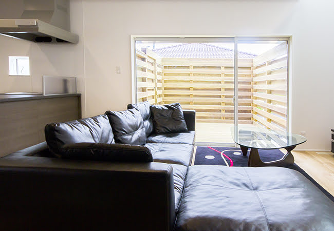 都城市｜シンプルモダン｜大きな窓｜窓の大きさと位置をバランスよく配置した、シンプルモダンな箱型の家 写真