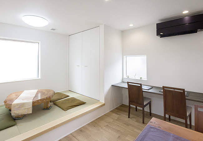 都城市｜シンプルモダン｜大きな窓｜窓の大きさと位置をバランスよく配置した、シンプルモダンな箱型の家 写真