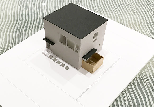 都城市｜シンプルモダン｜大きな窓｜窓の大きさと位置をバランスよく配置した、シンプルモダンな箱型の家 写真