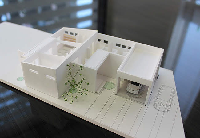 都城市｜暖炉｜ガレージ｜アイランドキッチン｜ワークスペース｜一年中快適にくつろげる家 写真