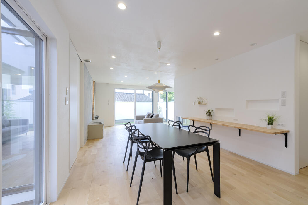 【宮崎の注文住宅】セパレートタイプのビルトインガレージ｜住宅地に囲まれた平屋／周囲の環境に関わらずプライバシー確保／ファミクロ神家事動線／超高性能パッシブデザイン／床下エアコン／建築士と建てる家 写真