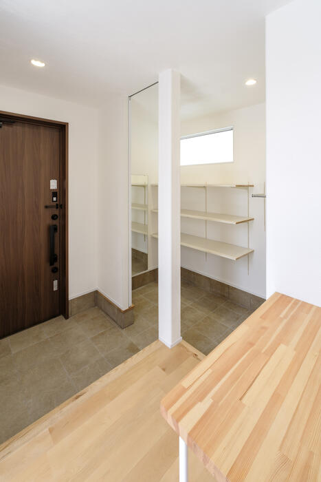 【宮崎の注文住宅】セパレートタイプのビルトインガレージ｜住宅地に囲まれた平屋／周囲の環境に関わらずプライバシー確保／ファミクロ神家事動線／超高性能パッシブデザイン／床下エアコン／建築士と建てる家 写真