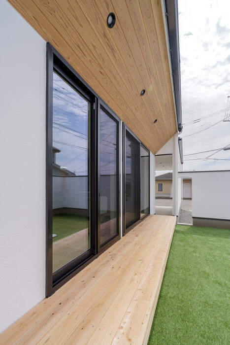 【宮崎の注文住宅】セパレートタイプのビルトインガレージ｜住宅地に囲まれた平屋／周囲の環境に関わらずプライバシー確保／ファミクロ神家事動線／超高性能パッシブデザイン／床下エアコン／建築士と建てる家 写真