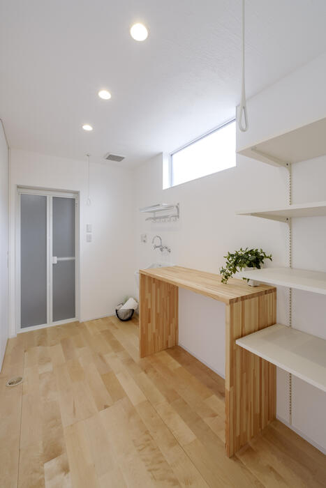 【宮崎の注文住宅】セパレートタイプのビルトインガレージ｜住宅地に囲まれた平屋／周囲の環境に関わらずプライバシー確保／ファミクロ神家事動線／超高性能パッシブデザイン／床下エアコン／建築士と建てる家 写真