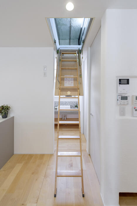 【宮崎の注文住宅】セパレートタイプのビルトインガレージ｜住宅地に囲まれた平屋／周囲の環境に関わらずプライバシー確保／ファミクロ神家事動線／超高性能パッシブデザイン／床下エアコン／建築士と建てる家 写真