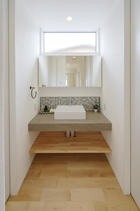 【宮崎の注文住宅】セパレートタイプのビルトインガレージ｜住宅地に囲まれた平屋／周囲の環境に関わらずプライバシー確保／ファミクロ神家事動線／超高性能パッシブデザイン／床下エアコン／建築士と建てる家 写真