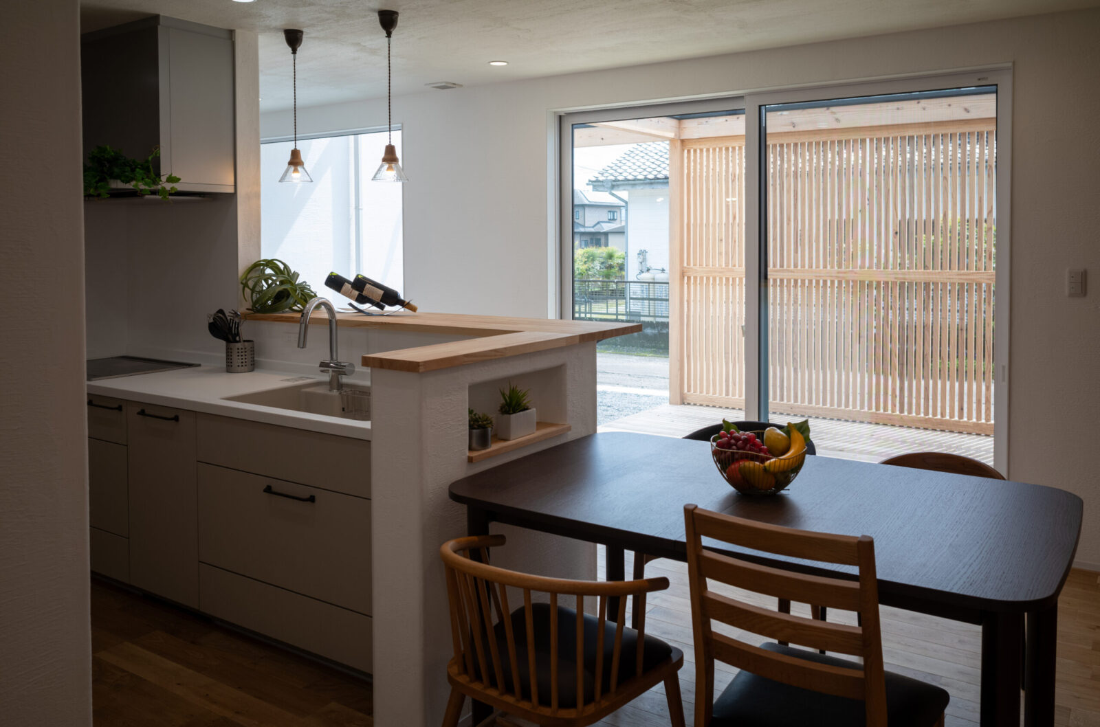 【宮崎の注文住宅】 家族の想いと素材の美しさが調和する、上質な平屋 写真